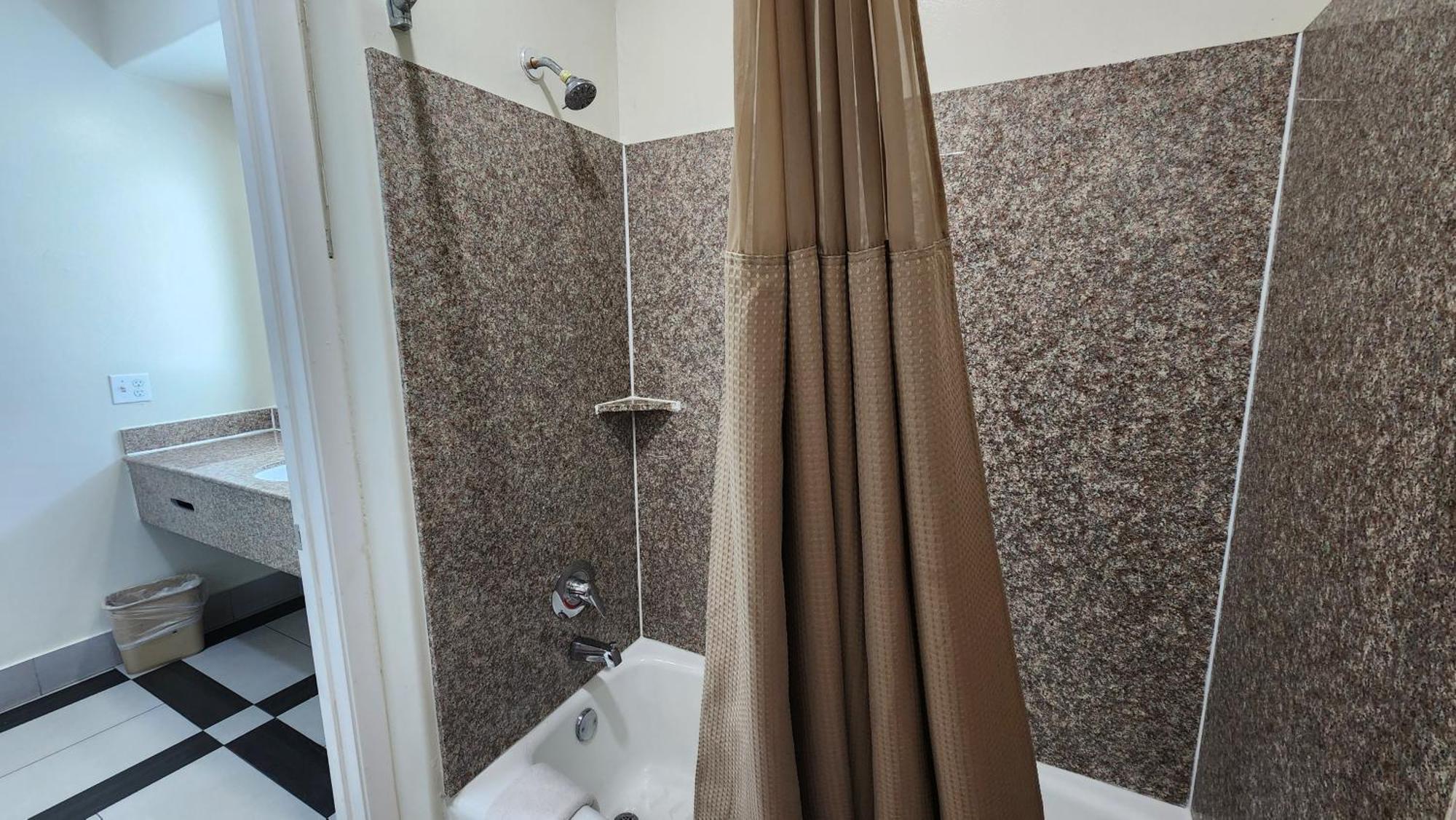Scottish Inn & Suites Sam Houston Parkway Extérieur photo