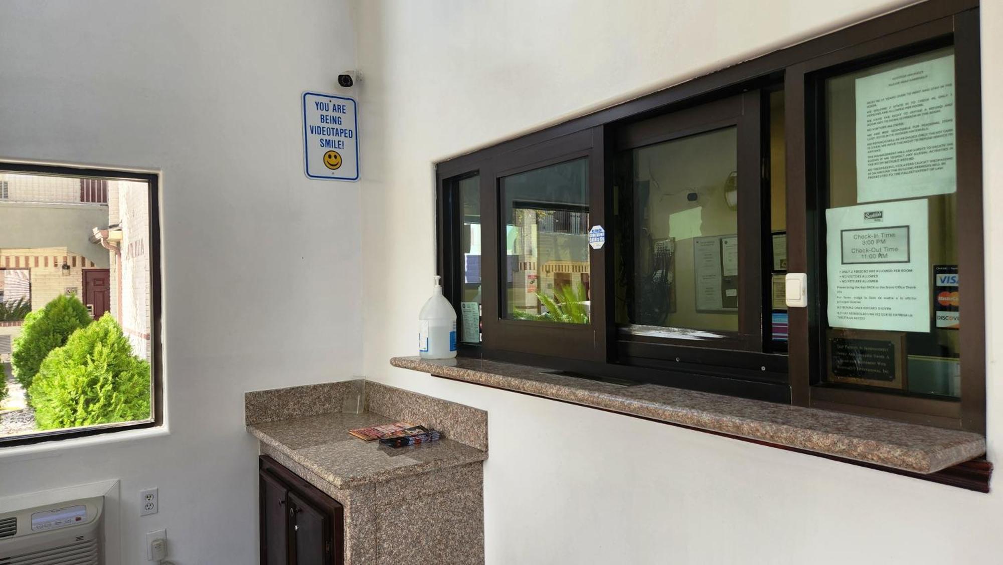 Scottish Inn & Suites Sam Houston Parkway Extérieur photo