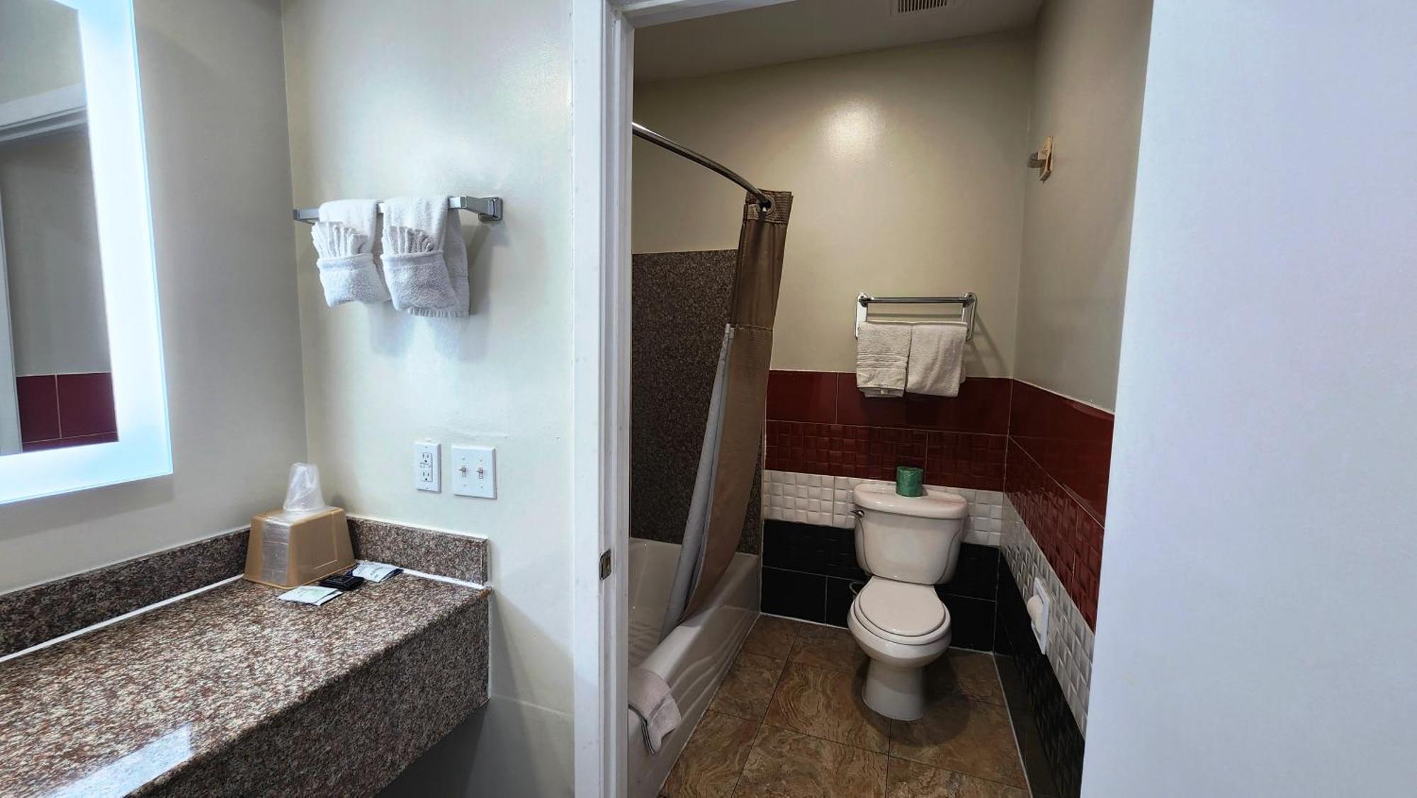 Scottish Inn & Suites Sam Houston Parkway Extérieur photo
